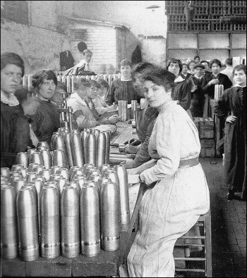 Munitionnettes dans une usine d'armement 