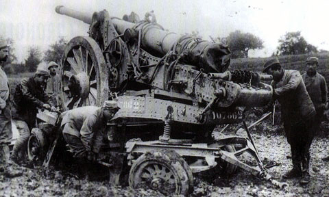Une batterie française en cours de déplacement à Verdun, en 1916