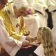 Pourquoi la communion à genoux: Benoît XVI veut qu’elle soit reçue de cette façon