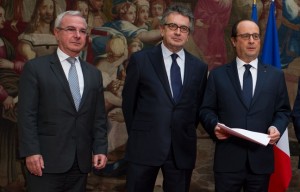 648x415_alain-claeys-and-jean-leonetti-hand-over-the-report-of-the-parliamentary-information-mission-fin-de