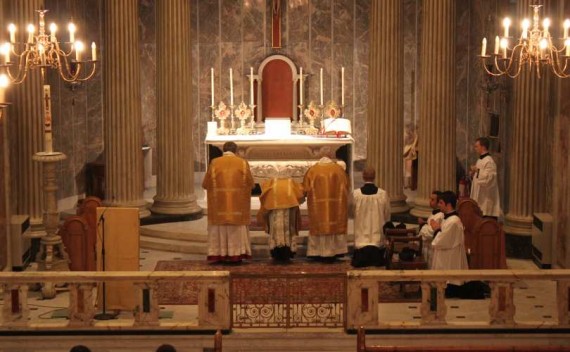 Le soutien du cardinal Burke à la proposition du cardinal Sarah de célébrer “ad orientem”, face à l’autel cardinal Burke Sarah célébrer ad orientem face autel